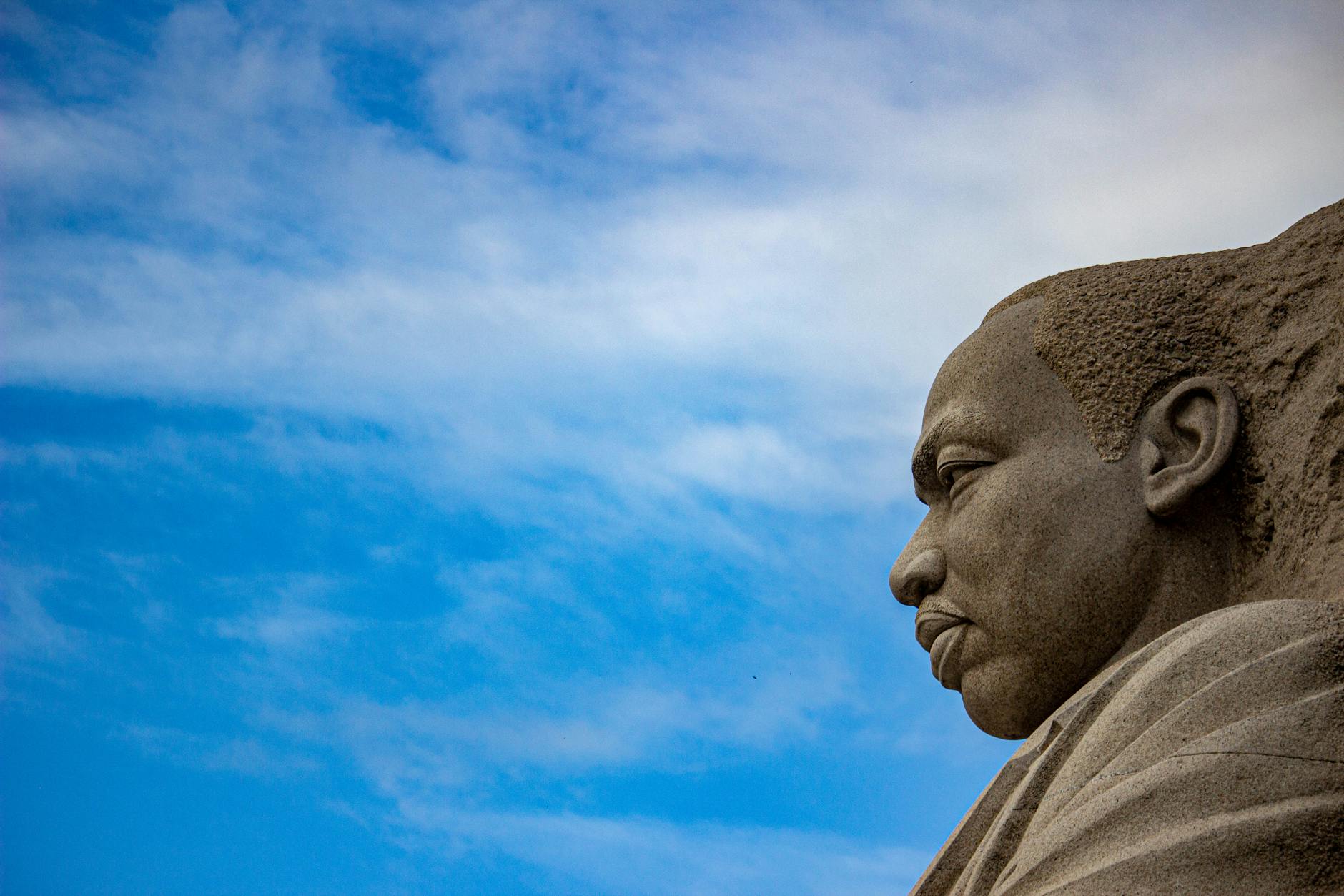 profile of the martin luther king jr sculpture in the national mall